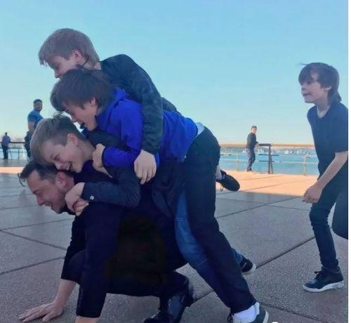 马斯克儿子成人相片视频,从稚嫩到成熟的蜕变